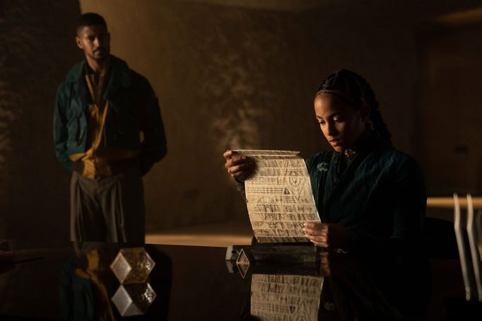 Alfred Enoch jako Raych a Lou Llobellová v roli Gaal Dornickové.