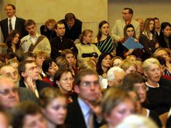 V obdobném postavení jsou dnes studenti v Bělorusku. Mnoho Bělorusů uniká před persekucí do zahraničí a někteří studenti využívají nabídky ke studiu na českých vysokých školách a v dalších zemích svobodného světa. Na Univerzitě Karlově studuje běloruských studentů kolem padesátky, z nichž někteří přišli na pozvání vedení univerzity na včerejší slavnostní večer.