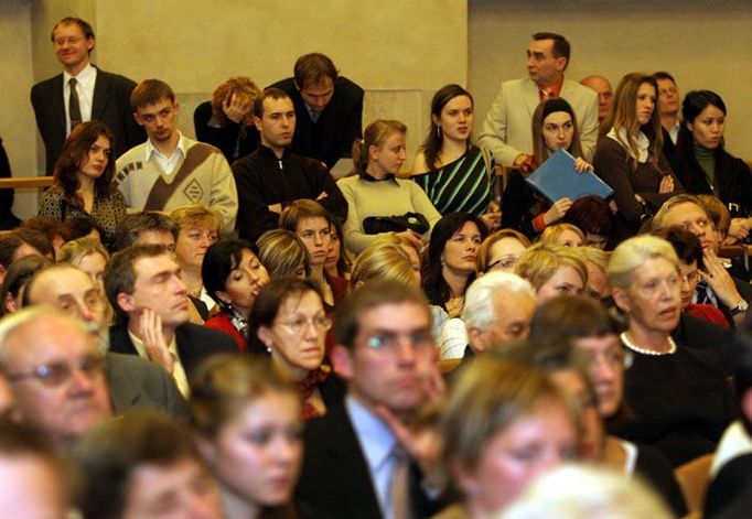 V obdobném postavení jsou dnes studenti v Bělorusku. Mnoho Bělorusů uniká před persekucí do zahraničí a někteří studenti využívají nabídky ke studiu na českých vysokých školách a v dalších zemích svobodného světa. Na Univerzitě Karlově studuje běloruských studentů kolem padesátky, z nichž někteří přišli na pozvání vedení univerzity na včerejší slavnostní večer.