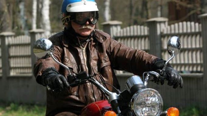 Ministr Milan Urban objíždí střední Čechy na motocyklu Jawa