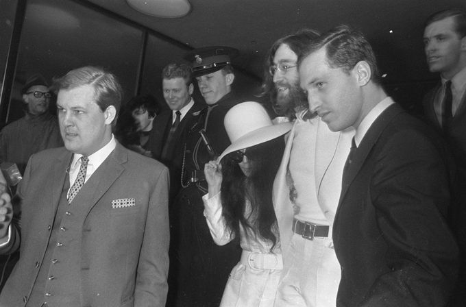 1969: John Lennon a Yoko Ono, čerství novomanželé, po happeningu za mír zvaném Bed-In for Peace. Týden v posteli před zraky novinářů.