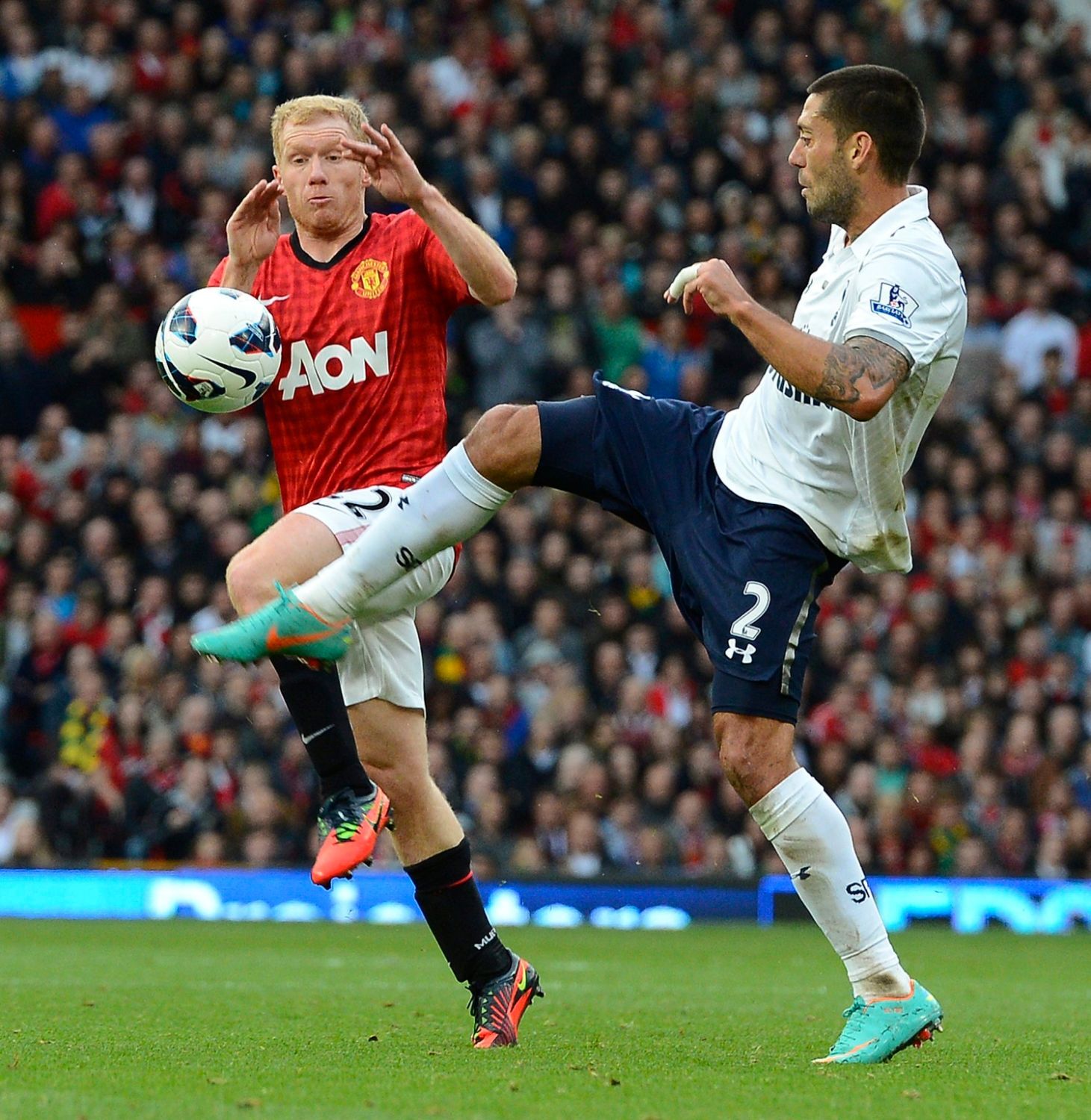 Fotbalista Manchesteru United Paul Scholes (vlevo) bojuje o míč s Clintem Dempseym v 6. kole anglické Premier League s Tottenhamem Hottspur.