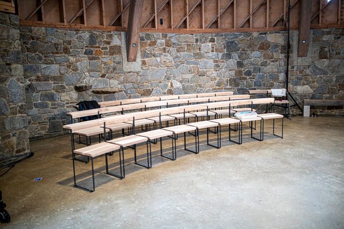 Konstrukce je inspirována středověkými stavebními postupy komunikujícími s moderními technologiemi. Podlahu tvoří dusaná broušená hlína, stěny soklu lomový kámen.