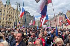 Stovky lidí demonstrovaly v Praze za urovnání vztahů mezi Českem a Ruskem