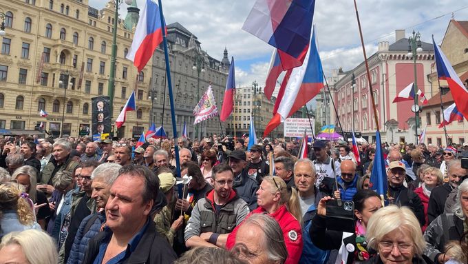 Momentka ze čtvrteční demonstrace na pražském náměstí Republiky za 
urovnání vztahů mezi Českem a Ruskem.