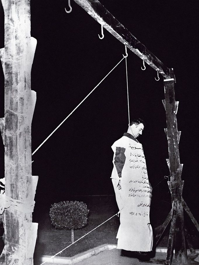 Foto pořízené po veřejné popravě Eli Cohena oběšením. 18. května 1965