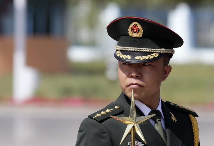 A military band conductor waits to perform before a departure ceremony for Chinese astronauts at the Jiuquan Satellite Launch Center, Gansu province June 16, 2012. China launched a spacecraft putting its first woman in orbit on Saturday as the country takes its latest step towards building a space station within the decade. A Long March rocket blasted off from the remote Jiuquan Satellite Launch Centre in China's northwestern Gobi Desert, carrying with it the Shenzhou 9 spacecraft and three astronauts, Jing Haipeng, Liu Wang and 33-year-old female fighter pilot Liu Yang. REUTERS/Jason Lee (CHINA - Tags: MILITARY SCIENCE TECHNOLOGY) Published: Čer. 16, 2012, 12:45 odp.