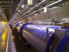Urychlovač v CERN je těsně před dokončením. Najde Higgsovu částici?