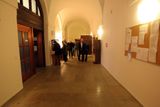 Sídlí tu Matematicko-fyzikální fakulta Univerzity Karlovy. Před dvanácti lety prováděli rekonstrukci a narazili za zdí vlevo od chodby na zbytky zdiva.