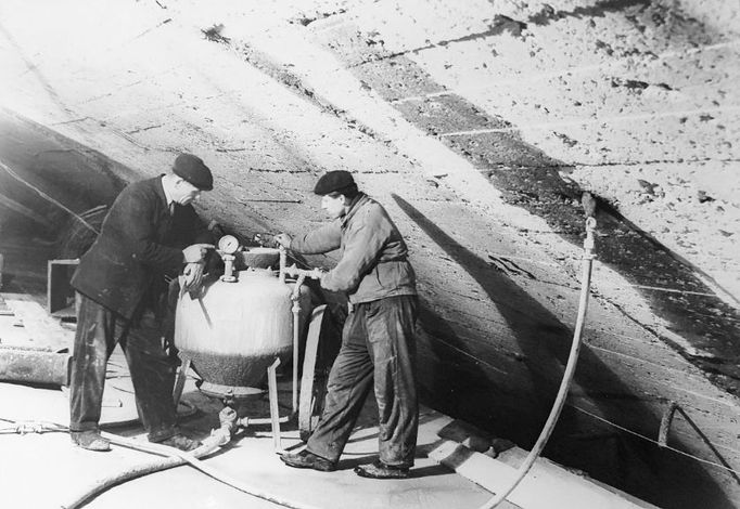 Fotografie ukazuje výstavbu vodní nádrže a elektrárny Lipno, významného díla z roku 1959, které dodává energii a poskytuje rekreační možnosti.