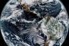 Foto: Země v novém rozlišení. Nejmodernější satelit na sledování počasí pořídil první snímky