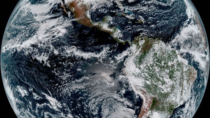 Foto: Země v novém rozlišení. Nejmodernější satelit na sledování počasí pořídil první snímky