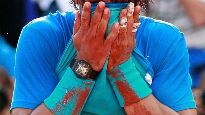 Rafael Nadal skrývá slzy radosti