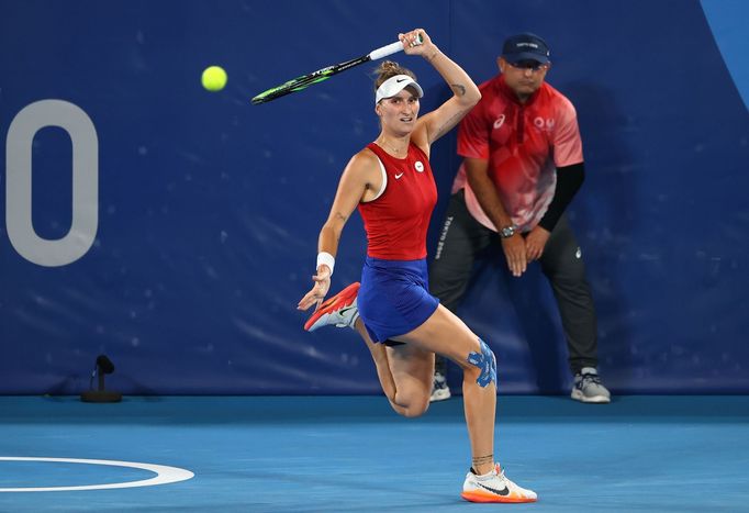 Markéta Vondroušová ve finále OH 2020 proti Belindě Bencicové