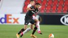 Tomáš Malínský a Kerem Demirbay v zápase Evropské ligy Slavia Praha - Bayer Leverkusen