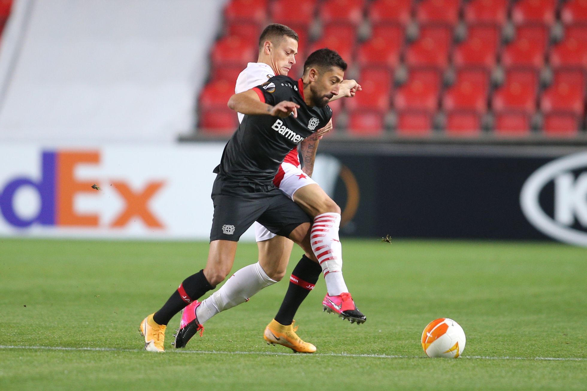 Tomáš Malínský a Kerem Demirbay v zápase Evropské ligy Slavia Praha - Bayer Leverkusen