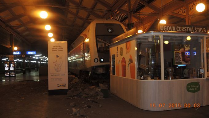 Vykolejený vlak na Masarykově nádraží