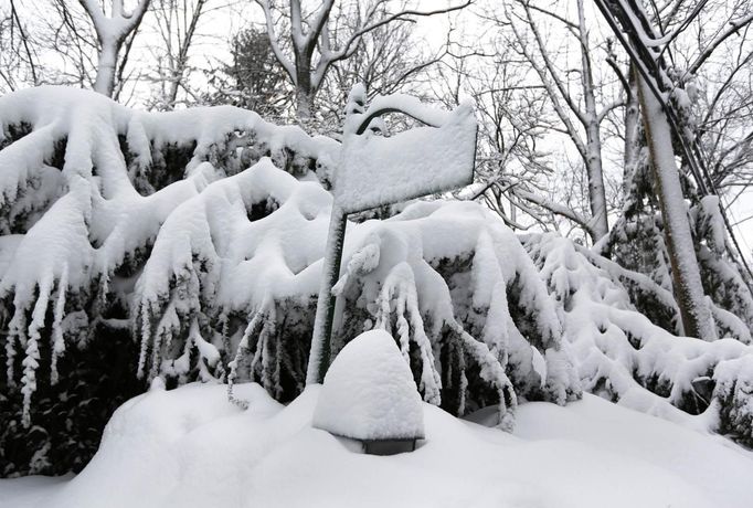 A street sign is seen covered in snow in Manhasset, New York February 9, 2013. A blizzard packing hurricane-force winds pummeled the northeastern United States on Saturday, killing at least one person, leaving about 600,000 customers without power and disrupting thousands of flights. REUTERS/Shannon Stapleton (UNITED STATES - Tags: SOCIETY ENVIRONMENT DISASTER) Published: Úno. 9, 2013, 3:27 odp.