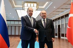 Lavrov podmiňuje mír na Ukrajině novým světovým řádem. Boje zesílí, bojí se Turecko