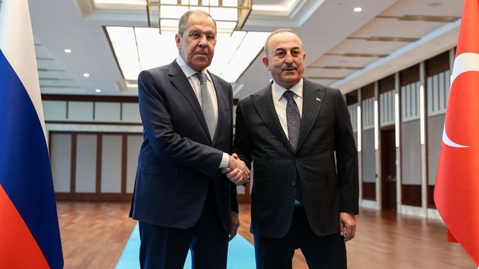 Šéf ruské diplomacie Sergej Lavrov (vlevo) a jeho turecký protějšek Mevlüt Çavuşoglu při setkání v Ankaře.