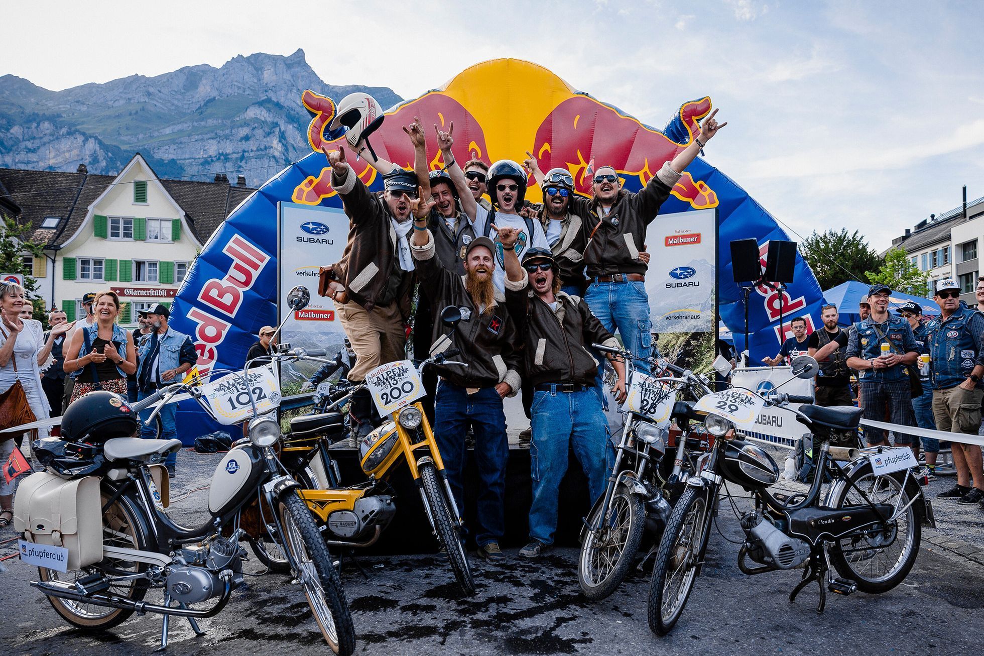 Závody mopedů po švýcarsku. Fotografie z akce Red Bull Alpenbrevet 2022