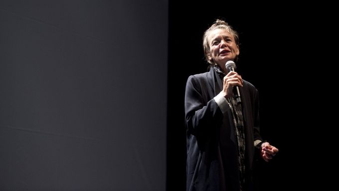 Laurie Anderson (na snímku) v pražském Divadle Archa promítla film Psí srdce a následně představila ukázky své tvorby.