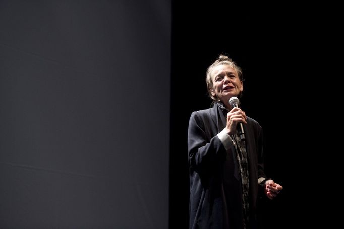 Snímek z pondělního vystoupení Laurie Anderson v pražském Divadle Archa.