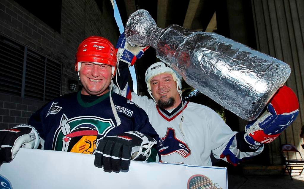 Finále NHL mezi Bostonem a Vancouverem si fanoušci užívají