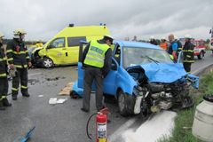 Fiat se srazil s autem záchranářů, dva lidé zemřeli