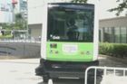 Japonci si pustili do ulic první robotický autobus. Uveze až dvanáct lidí
