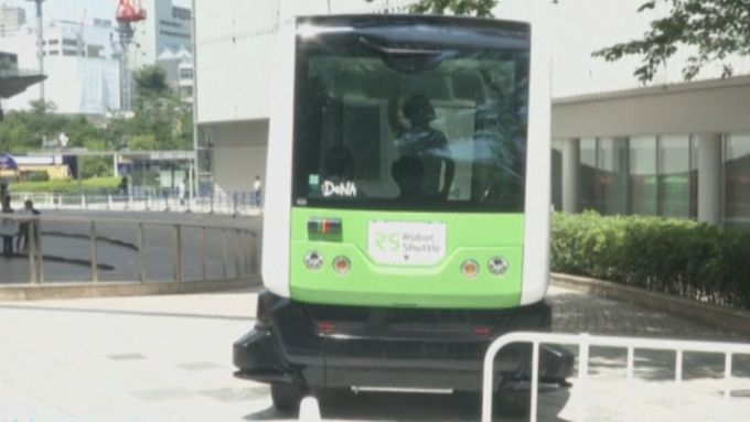 Japonci schválili provoz samořídícího autobusu. EZ10 jezdí na předem určené trase za pomocí GPS a kamer. Maximální rychlost je 40 km za hodinu.