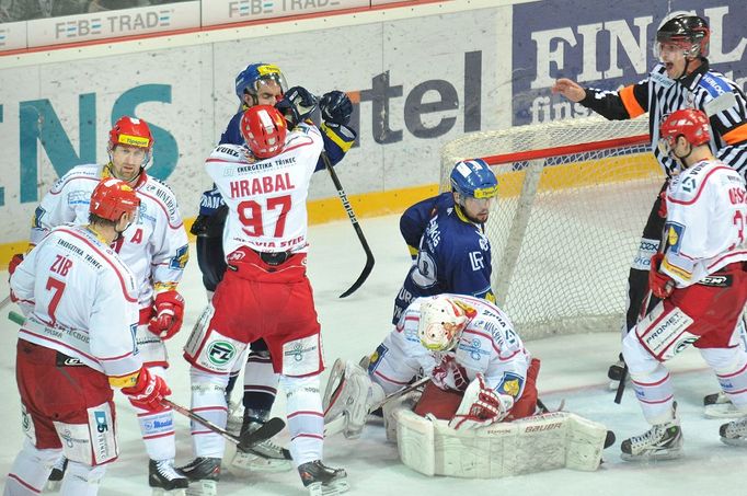 Josef Hrabal v pěstním souboji s Viktorem Ujčíkem před brankou Petera Hamerlíka.