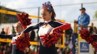 Volejbalistky i cheerleaders se kvůli ne zrovna letnímu počasí musely přiobléct.