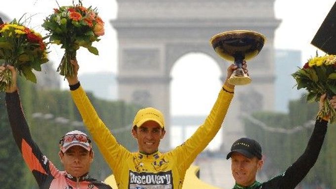 Alberto Contador (uprostřed) slaví vítězství v Tour de France. Vlevo celkově druhý Cadel Evans z Austrálie, třetí skončil Američan Levi Leipheimer.