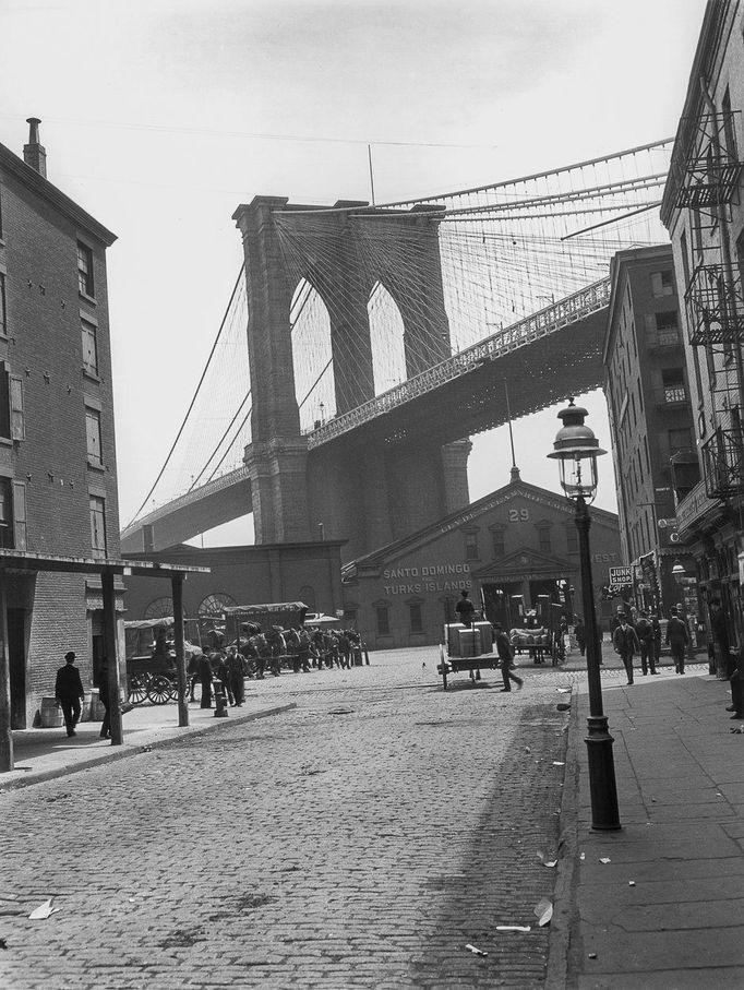 Část Brooklynského mostu  na záběru z ulice v  Brooklynu. Foto z roku cca. 1872-1887