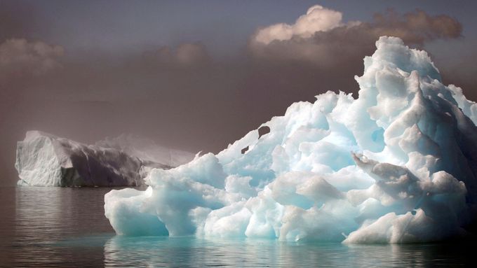 Ledovce plují ve fjordu poblíž města Narsaq na jihu Grónska