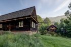 Chalupa Hajan se rozkládá na ploše 3700 m² a zahrada nabízí různá zákoutí pro odpočinek, pozorování nebo táboření.