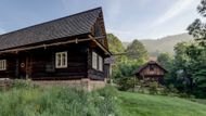 Chalupa Hajan se rozkládá na ploše 3700 m² a zahrada nabízí různá zákoutí pro odpočinek, pozorování nebo táboření.