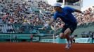 Český tenista Tomáš Berdych  doběhl míček proti Argentinci Juanu Martinovi Del Potrovi během osmifinále French Open 2012.