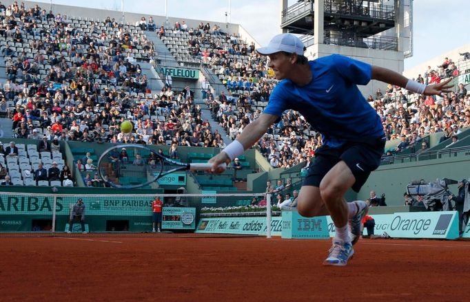 Český tenista Tomáš Berdych  doběhl míček proti Argentinci Juanu Martinovi Del Potrovi během osmifinále French Open 2012.