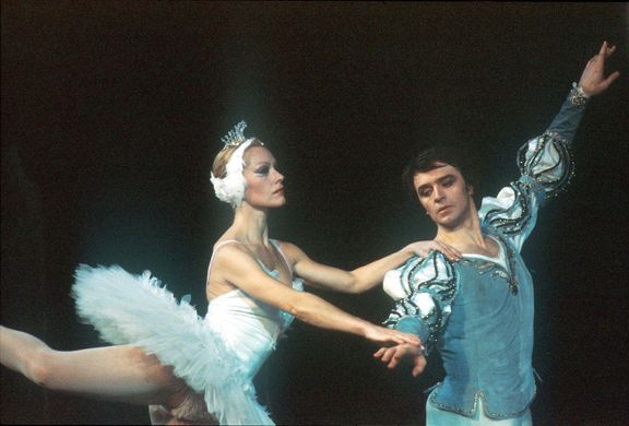 Miroslava Pešíková a Vlastimil Harapes v baletu Labutí jezero, Národní divadlo, 1982.