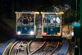 Dopravní podnik na výzdobu obětoval přes 20 tisíc světýlek. Jsou i na lanovce nebo v horní stanici Petřín.
