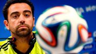 XAVI HERNANDEZ. Mundial v Brazílii nabídl v přímém přenosu konec Xaviho éry. Čtyřiatřicetiletý fotbalista jakoby při debaklu s Nizozemci ani nebyl na hřišti. Proti Chile už jej Del Bosque do sestavy nezařadil, stejně jako v závěrečném přáteláku s Austrálií. Xavi pravděpodobně odejde z Barcelony do Al Arabi a to bude jeho definitivní konec na mezinárodní scéně.