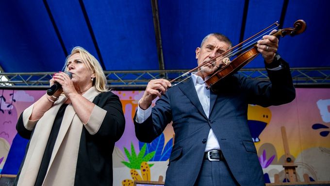 Klára Dostálová a Andrej Babiš na mítinku ANO k eurovolbám 30. května v Praze