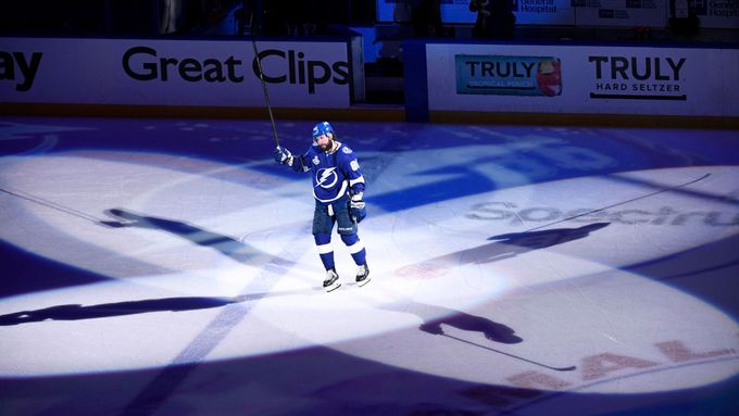 Nikita Kučerov z Tampy si užívá záře reflektorů a ovace poté, co byl vyhlášen největší hvězdou prvního finále letošního ročníku Stanley Cupu
