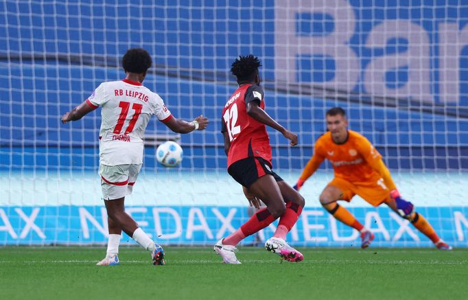 Český brankář Leverkusenu Matěj Kovář dostává gól, který rozhodl o prohře jeho celku 2:3 s Lipskem