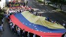 Venezuelská vlajka je smybolem stoupenců i odpůrců změn.