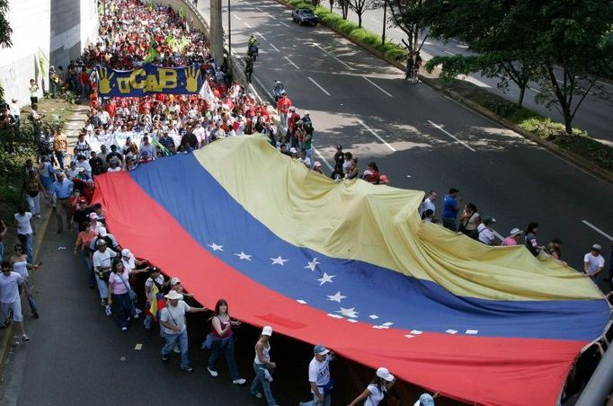 Venezuelská vlajka je smybolem stoupenců i odpůrců změn.