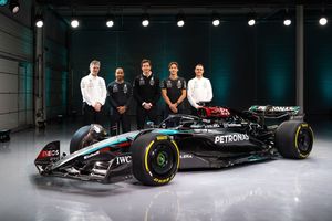 Mercedes-AMG F1 W15 E Performance - James Allison, Lewis Hamilton, Toto Wolff, George Russell a Hywel Thomas
