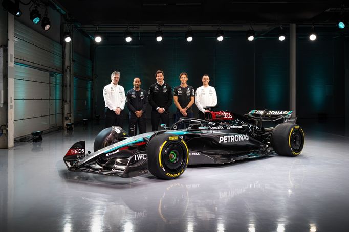 Mercedes-AMG F1 W15 E Performance - James Allison, Lewis Hamilton, Toto Wolff, George Russell a Hywel Thomas